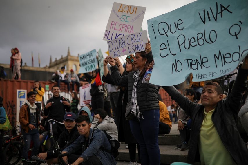 Manifestantes antigubernamentales protestan en la Plaza de Bol&iacute;var en Bogot&aacute;, Colombia, el domingo 24 de noviembre de 2019