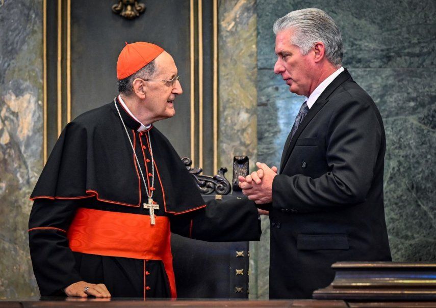 El designado gobernante cubano Miguel Díaz-Canel, a la derecha, habla con el cardenal Beniamino Stella durante una ceremonia para conmemorar el 25to aniversario del viaje apostólico de San Pablo II a Cuba, el miércoles 8 de febrero de 2023, en la Universidad de La Habana. Stella llegó a Cuba el 24 de enero como enviado especial del papa Francisco.