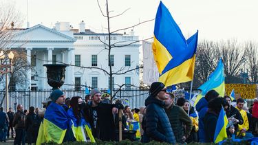 Un grupo de manifestantes frente a la Casa Blanca pide el fin de la guerra de Rusia contra Ucrania.&nbsp;