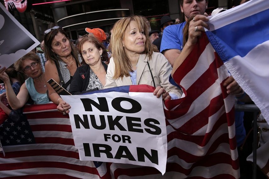 Manifestantes pro-israelíes exigen que se rechace la propuesta de acuerdo nuclear de Estados Unidos con Irán, en el Times Square de Nueva York. (EFE)