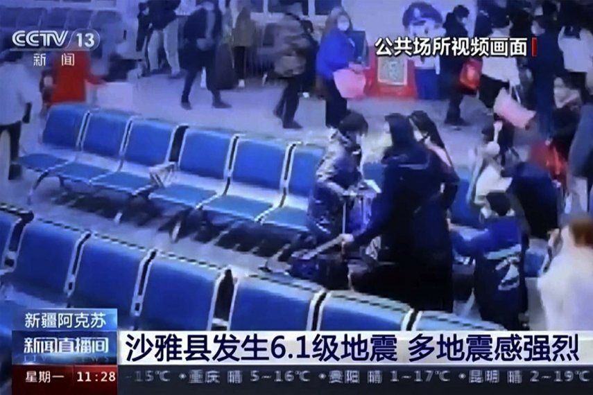 En esta imagen tomada de un video emitido por la televisora china CCTV, pasajeros evacúan un lugar no especificado tras un sismo en una zona remota de la Región Autónoma china de Xinjiang, el lunes 30 de enero de 2023.&nbsp;&nbsp;