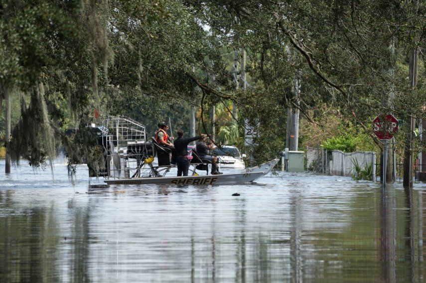 Una lancha del Departamento del Sheriff se desplaza por calles inundadas en Tampa debido al huracán Milton el 10 de octubre de 2024 en Florida.