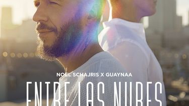 En esta fotografía proporcionada por Dynamo Productions la portada de Entre las nubes Noel Schajris lanzó el sencillo Entre las nubes con Guaynaa el 1 de octubre de 2021.