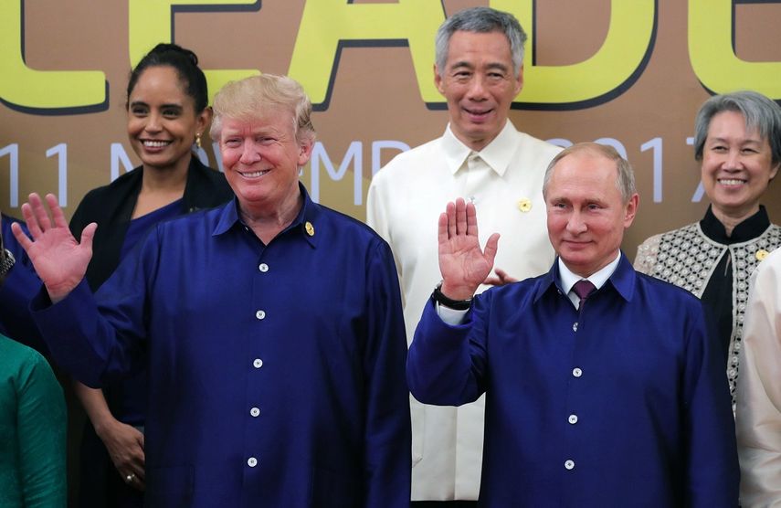 El presidente Donald Trump&nbsp;(izq.), y su homólogo ruso, Vladímir&nbsp;Putin&nbsp;(der), saludan durante la foto de los dignatarios reunidos en el marco de la última jornada de la Cumbre del Foro de Cooperación Económica de Asia-Pacífico (APEC) celebrado en Da Nang (Vietnam) el 10 de noviembre de 2017.&nbsp;