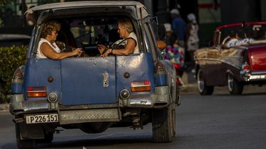 Mujeres viajan en la parte trasera de un taxi colectivo en La Habana, Cuba, el jueves 6 de abril de 2023.&nbsp;