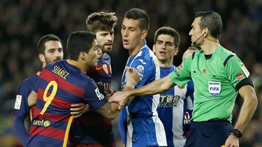 Luis Suárez (izquierda) podría ser suspendido por las incidencias en el partido de ida. (EFE)