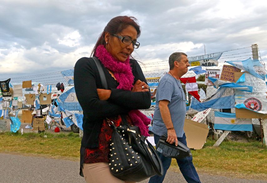 Familiares de los tripulantes del&nbsp;submarino ARA San Juan salen de la Base Naval Mar del Plata, luego de conocer que la Armada no continuará las operaciones de rescate.