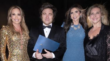 Natalia Denegri, junto con el presidente de Argentina, Javier Milei, y la secretaria de Seguridad de EEUU, Kristi Noem.&nbsp;