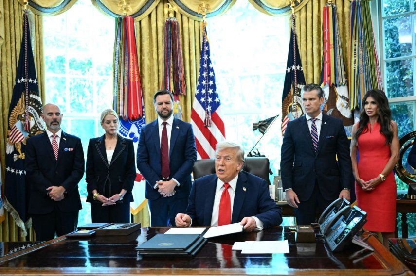 El presidente Donald Trump habla con la prensa mientras firma una orden ejecutiva en la Oficina Oval de la Casa Blanca en Washington, DC, el 25 de agosto de 2025.