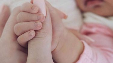 En la publicación, la estrella del reality show Keeping up with The Kardashians reveló el nombre de su primogénita: Stormi (tormenta en inglés).&nbsp;