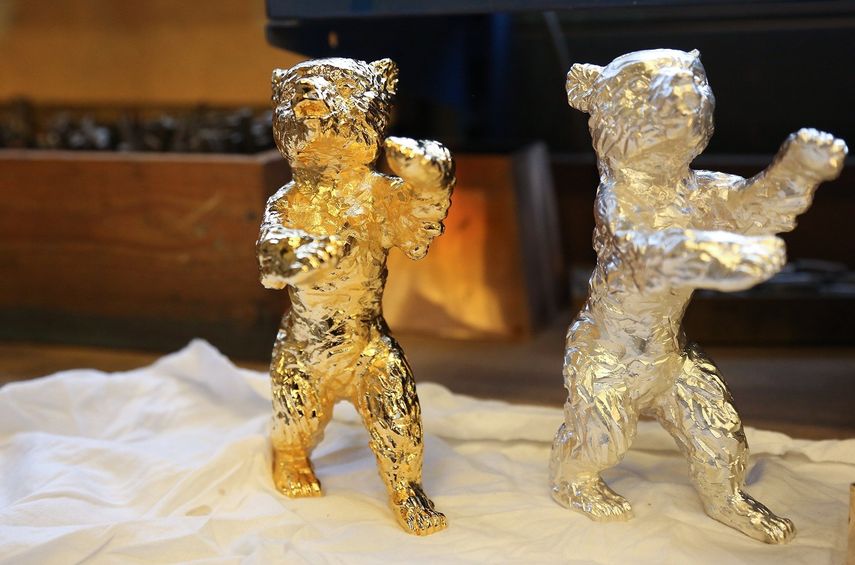 Los osos de Oro y de Plata que ser&aacute;n entregados a los ganadores del Festival Internacional de Cine de Berl&iacute;n.&nbsp;