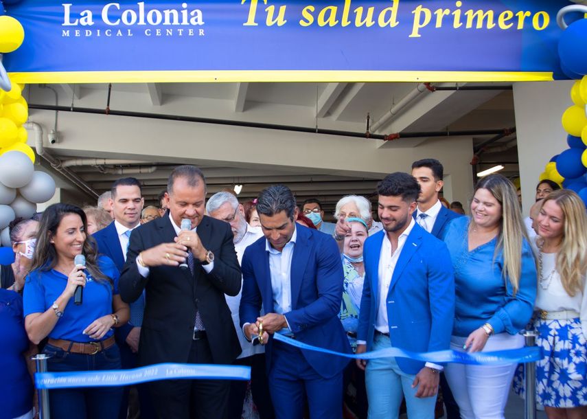 El alcalde Francis Suárez realiza el corte de la cinta en la reinaguración La Colonia Medical Center junto al doctor Jorge Acevedo, presidente y fundador de La Colonia Medical Center.