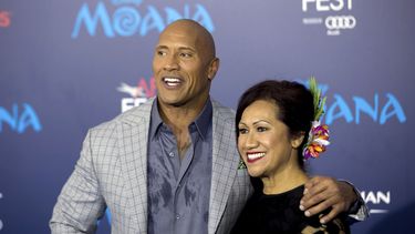 El actor Dwayne Johnson y su madre, Ata Johnson.