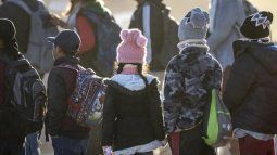 Niños inmigrantes ecuatorianos esperan ser trasladados desde la frontera entre Estados Unidos y México el 7 de diciembre de 2023 en Lukeville.