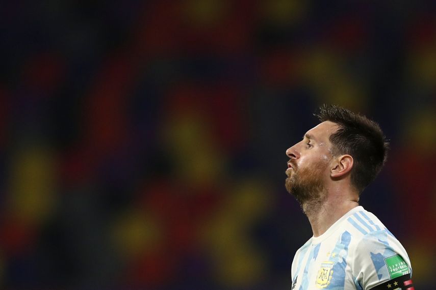 El delantero argentino Lionel Messi gesticula durante el partido contra Chile por las eliminatorias mundialistas, el jueves 3 de junio de 2021, en Santiago del Estero, Argentina