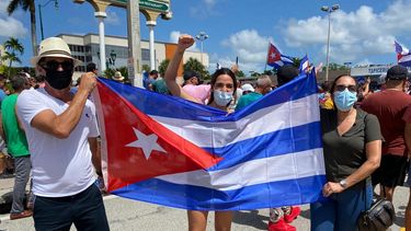 Cubanos salieron a la emblemática Calle 8 con banderas con el tricolor de su país.&nbsp;