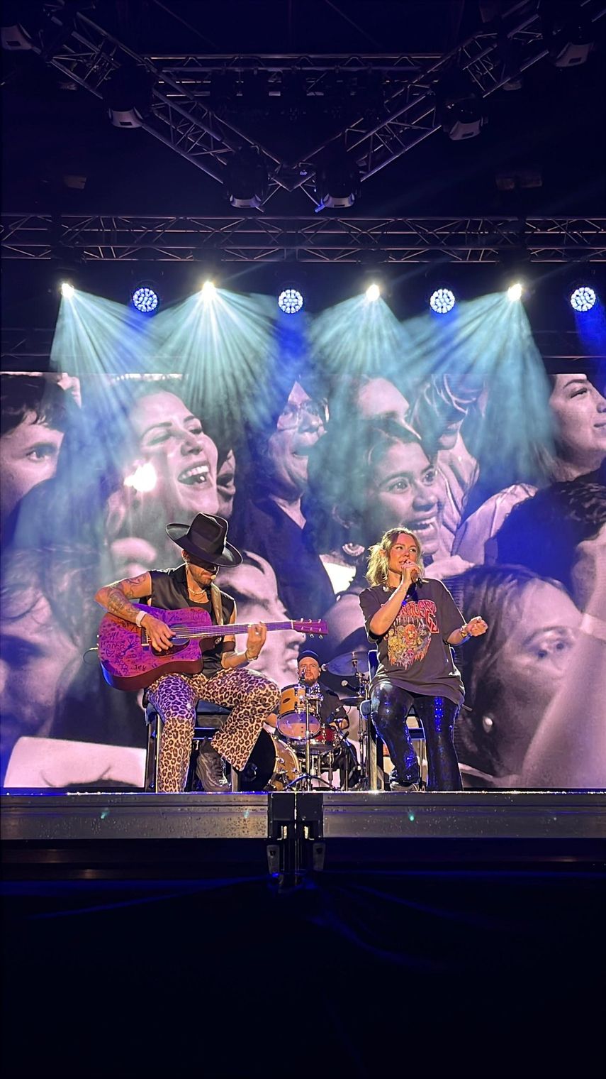 El dúo Jesse & Joy durante su concierto en Caracas, Venezuela, el sábado 9 de noviembre. 