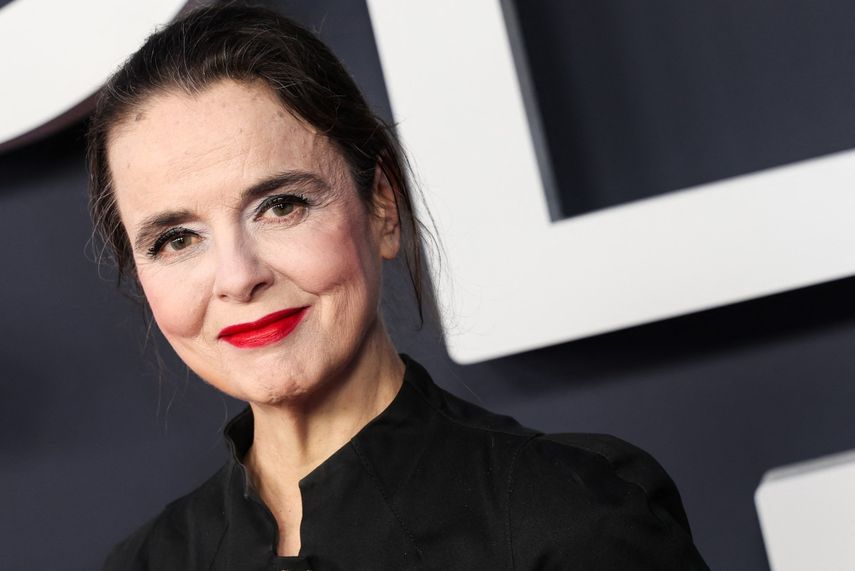 La autora belga Amelie Nothomb posa a su llegada a la entrega de los premios Cesar del cine francés.&nbsp;