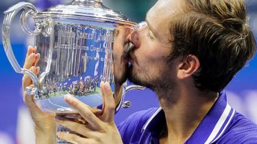 El ruso Daniil Medvedev besa el trofeo de campeón del US Open en 2021