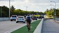 Un ciclista transita por Bear Cut Bridge, la continuación del Rickenbacker Causeway que une a Miami con Key Biscayne.