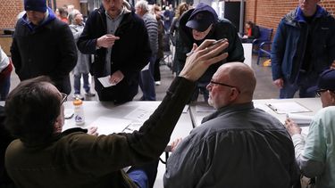 Participantes en un caucus se registran en uno en el centro de educaci&oacute;n secundaria Roosevelt, el 3 de febrero de 2020, en Des Moines, Iowa. AP/Andrew Harnik