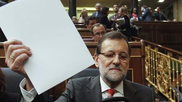 El presidente del Gobierno, Mariano Rajoy, durante el pleno del Congreso que debate esta tarde la proposición de ley del Parlamento de Cataluña que pide la transferencia a la Generalitat de la competencia para convocar la consulta soberanista. (EFE)