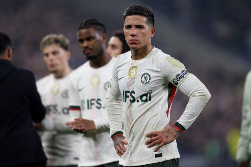 El centrocampista argentino del Chelsea # 08 Enzo Fernández observa después del partido de fútbol de la Premier League inglesa entre Everton y Chelsea en el Hill Dickinson Stadium en Liverpool, noroeste de Inglaterra, el 21 de marzo de 2026.&nbsp;