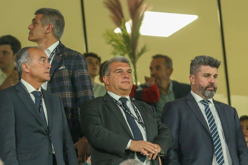 El presidente del Barcelona, Joan Laporta (centro), previo al partido contra Elche por la Liga española, el sábado 1 de abril de 2023.