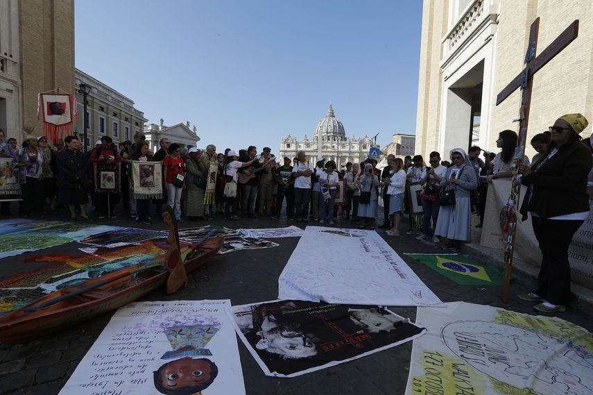 Ind&iacute;genas amaz&oacute;nicos rezan en una procesi&oacute;n V&iacute;a Crucis del Castillo de San &Aacute;ngelo hacia el Vaticano el 19 de octubre del 2019.