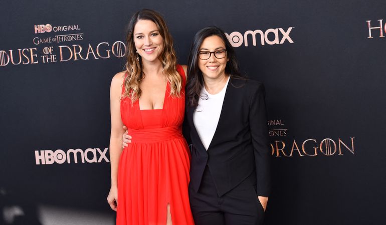 La escritora Sara Hess y la compositora asociada Talia Osteen (izquierda) asisten al estreno mundial de la serie dramática original de HBO "House of the Dragon" en el Academy Museum of Motion Pictures en Los Ángeles, el 27 de julio de 2022.