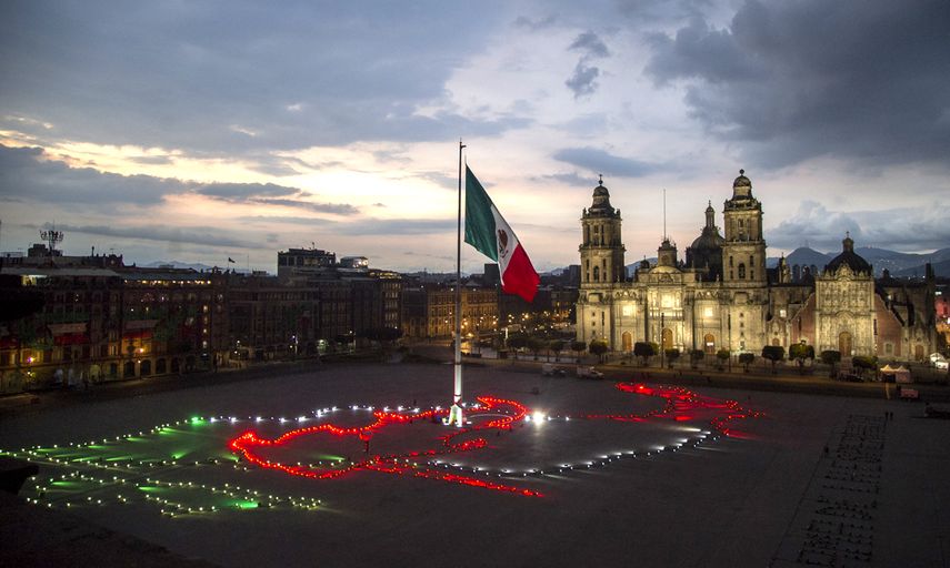 Vista parcial de la Plaza de la Constituic&oacute;n, o El Z&oacute;calo, en la v&iacute;spera del D&iacute;a de la Independencia, en Ciudad de M&eacute;xico.