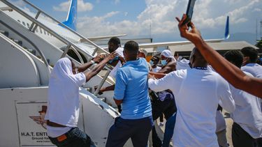 Haitianos deportados de Estados Unidos (EEUU) tratan de subir al mismo avión en el que viajaron a su país de origen, en el Aeropuerto Toussaint Louverture, en Puerto Príncipe, Haití, el martes 21 de septiembre de 2021.
