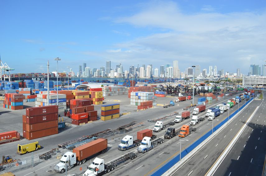 Vista parcial del Puerto de Miami y el centro de la ciudad.