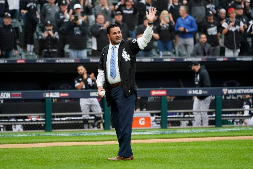 El exmánager de los Medias Blancas de Chicago, Ozzie Guillén, antes de hacer el lanzamiento ceremonial previo al cuarto juego de la Serie Divisional de la Liga Americana ante los Astros de Houston, el 12 de octubre de 2021, en Chicago.