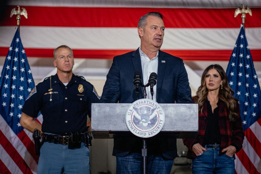 El director interino del ICE, Todd Lyons (C), habla durante una conferencia de prensa con la secretaria del DHS, Kristi Noem, sobre las labores de control migratorio en curso en Chicago y sus suburbios, el 30 de octubre de 2025, en Gary, Indiana