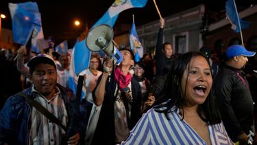Manifestantes exigen la renuncia de la fiscal general Consuelo Porras y del fiscal Rafael Curruchiche en la Ciudad de Guatemala.