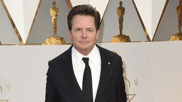 Michael J. Fox llega a la ceremonia de los Oscar el 26 de febrero de 2017 en Los Ángeles. El actor recibirá un premio honorífico de la AARP por su trabajo a través de su organización benéfica que aboga por la investigación del Parkinson en una ceremonia virtual el 15 de diciembre de 2021, anunció la AARP el martes 5 de octubre de 2021.
