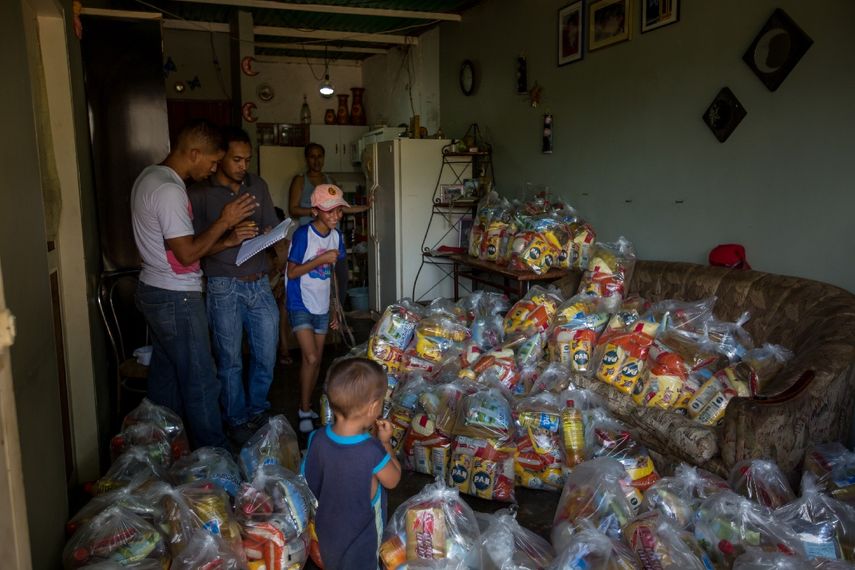 Imagen de un operativo de entrega de bolsas de comida a habitantes de un barrio de Caracas.