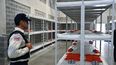 Un agente de policía monta guardia en el Centro de Alta Seguridad para el Contenimiento del Crimen Organizado (CACCO) durante su inauguración en Alajuela, Costa Rica, el 14 de octubre de 2026