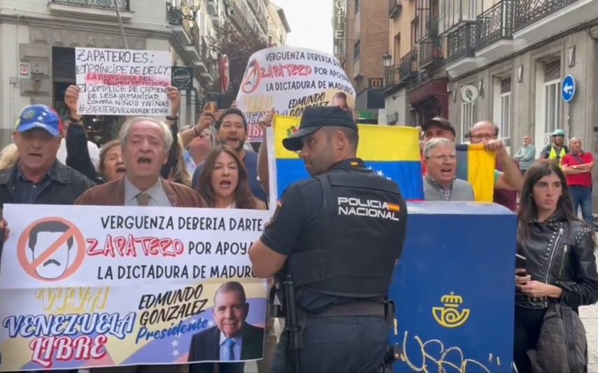 Venezolanos y españoles protestan contra el expresidente José Luis Rodríguez Zapatero en Madrid, este martes 24 de septiembre de 2024