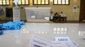 Boletas, guantes y alcohol están en una mesa en una escuela que servirá como centro de votación en Santiago, Chile, el viernes 23 de octubre de 2020. Boletas, guantes y alcohol están en una mesa en una escuela que servirá como centro de votación en Santiago, Chile, el viernes 23 de octubre de 2020.