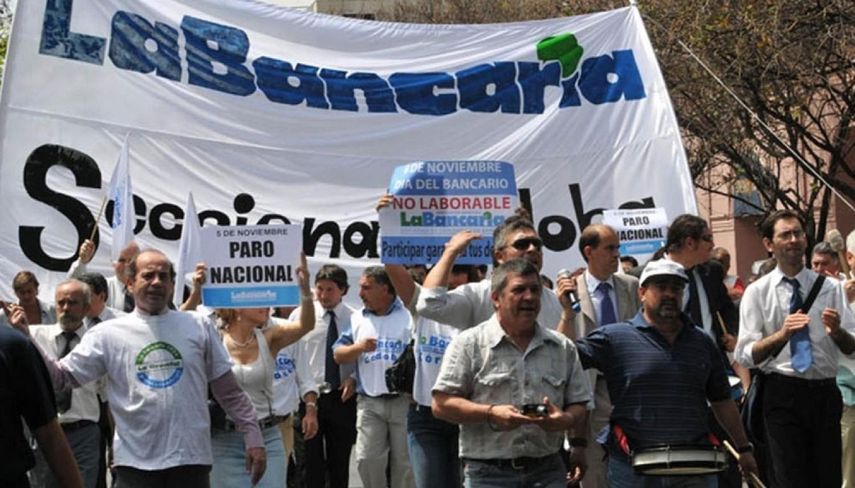 La medida de protesta paralizó este lunes la actividad bancaria, situación que con seguridad se repetirá mañana si las partes en disputa no llegan a un acuerdo.