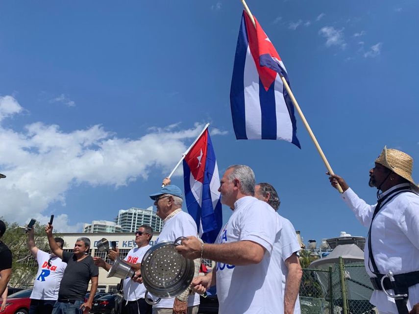 Caravana y cacerolazo en Miami en contra del régimen castrista.&nbsp;