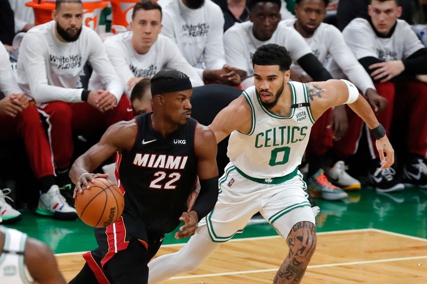 Jimmy Butler del Heat de Miami avanza superando a Jayson Tatum de los Celtics de Boston en el juego 3 de las Finales de la Conferencia Este el sábado 21 de mayo del 2022.&nbsp;