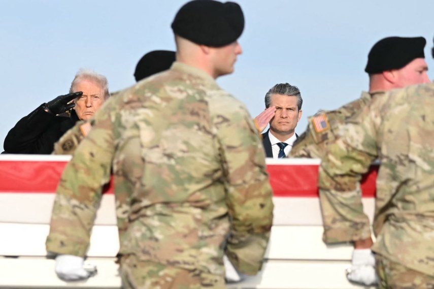 El presidente Donald Trump y el secretario de Defensa, Pete Hegseth, saludan el ataúd del sargento Edgar Torres Tovar de la Guardia Nacional de Iowa mientras el féretro es cargado durante una ceremonia por el regreso de los restos de dos miembros de la Guardia Nacional de Iowa y un traductor civil fallecidos en un ataque en Siria. Base Aérea de Dover en Delaware el 17 de diciembre de 2025.