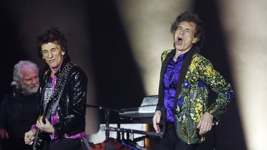 Mick Jagger, derecha, y el guitarrista Ron Wood de los Rolling Stones durante un concierto en el estadio Rose Bowl.