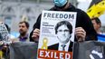 Un manifestante sostiene un volante que representa al expresidente catalán Carles Puigdemont durante una manifestación cerca del Parlamento Europeo en Bruselas, el 24 de septiembre de 2021 después de que el político exiliado fuera arrestado en Italia.