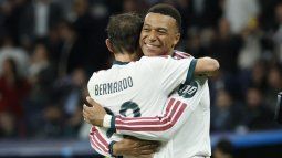 El delantero francés del Real Madrid, Kylian Mbappé, número 10, celebra el tercer gol de su equipo durante el partido de la tercera jornada de la primera ronda de la Liga de Campeones de la UEFA entre el Real Madrid CF y el RB Leipzig en el estadio Santiago Bernabéu de Madrid, el 21 de octubre de 2026.