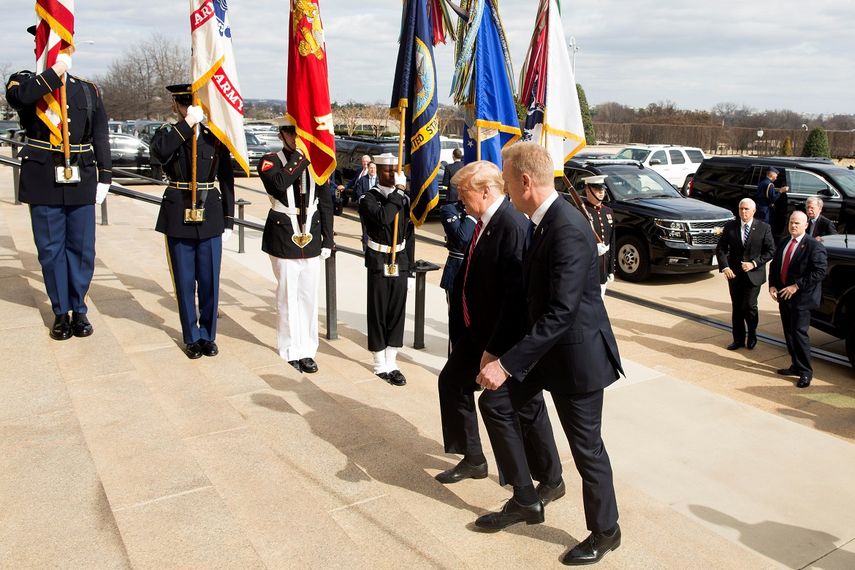 El presidente Donald Trump, camina junto al secretario interino de Defensa y jefe del Pentágono, Patrick Shanahan (der), a su llegada al Pentágono, este viernes en Arlington, Virgina.