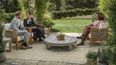 En esta imagen proporcionada por Harpo Productions, el príncipe Harry y Meghan, la duquesa de Sussex, conversan con Oprah Winfrey en una entrevista.